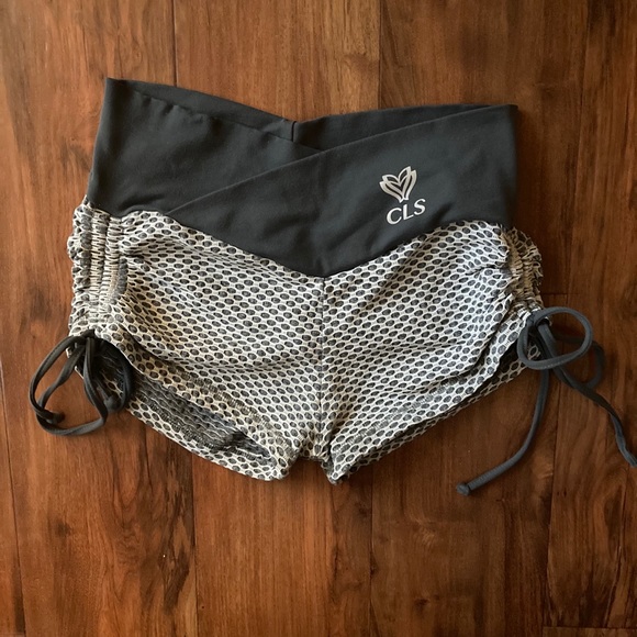 CLS sportswear scrunch shorts - Picture 3 of 4
